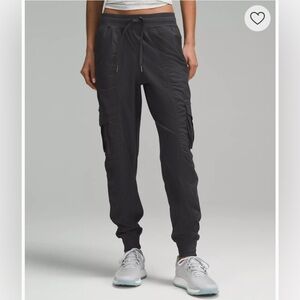 These pants do NOT have the cargo pockets as shown in the picture.
